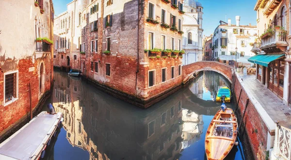 Góndolas Tradicionales Canal Estrecho Entre Coloridas Casas Históricas Venecia Italia — Foto de Stock