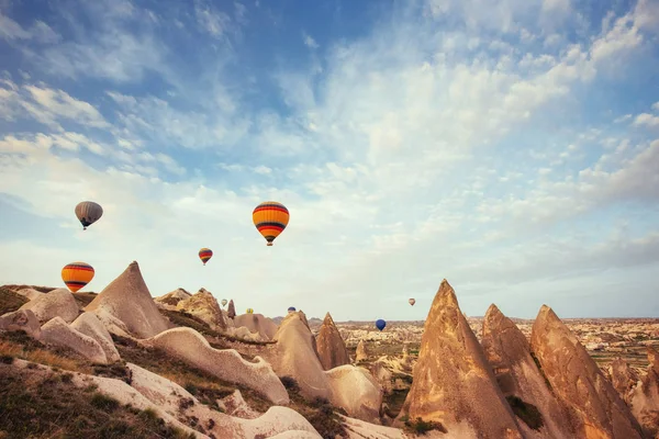 Globo Aire Caliente Volando Sobre Paisaje Rocoso Capadocia Turquía Capadocia —  Fotos de Stock
