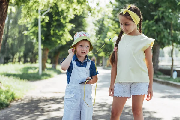 Linda Chica Niño Escuchando Música Través Auriculares Calle — Foto de Stock