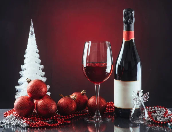 Natal Ano Novo Decorações Festivas Garrafa Vinho Tinto Vidro Fundo — Fotografia de Stock
