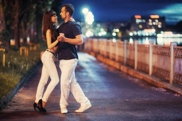 Joven Pareja Bailando Tango Orilla Del Río Por Noche — Foto de Stock