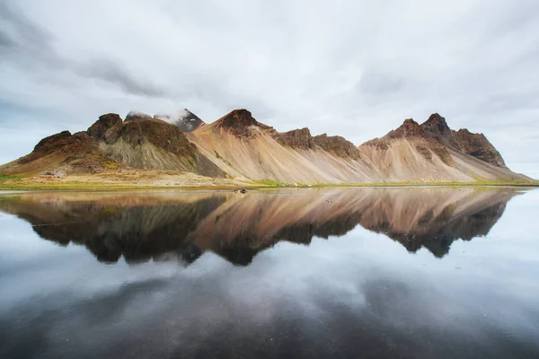 Montagne Incredibili Riflesse Nell Acqua Tramonto Stoksnes Islanda — Foto Stock