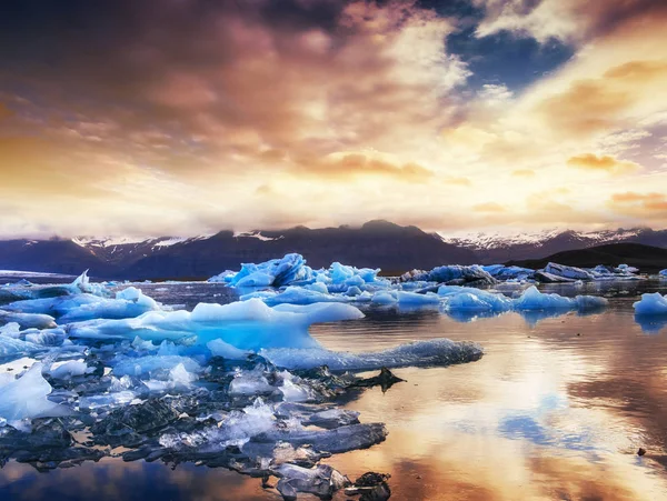 Jokulsarlon Glacier Lagoon Fantastische Zonsondergang Het Zwarte Strand Ijsland — Stockfoto