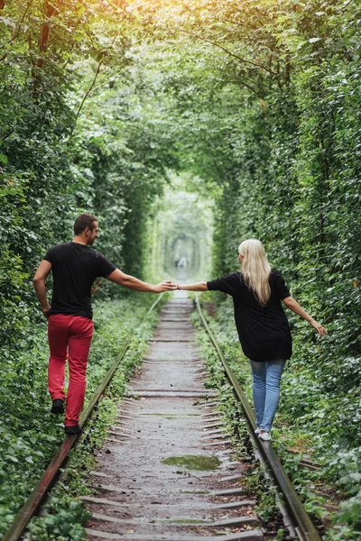 Pareja Cariñosa Carretera Hierro Ucrania Klevan —  Fotos de Stock