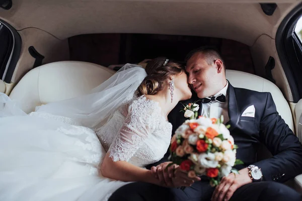 Young Couple Car Wedding Day — Stock Photo, Image