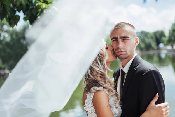 幸せな若いカップルは 彼女の幸せな日にカメラマンのポーズします 結婚式の日 — ストック写真