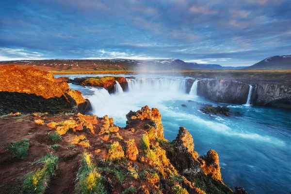 Wodospad Godafoss Zachodzie Słońca Wspaniały Krajobraz Chmury Cumulus Pięknej Islandia — Zdjęcie stockowe