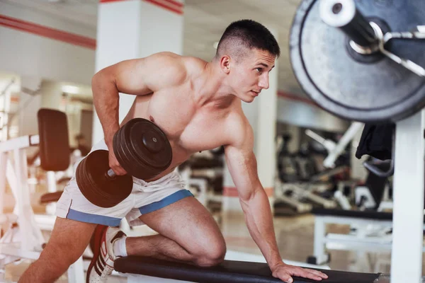 Hermoso Hombre Con Grandes Músculos Posando Para Cámara Gimnasio — Foto de Stock