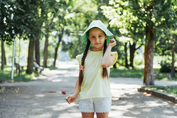 Grappige Kind Met Snoep Lollipop Gelukkig Klein Meisje Eten Grote — Stockfoto