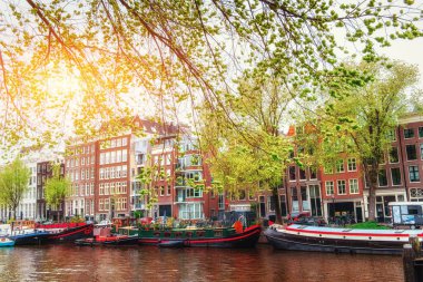 Gün batımında Amsterdam kanal. Amsterdam Hollanda başkenti ve en kalabalık şehridir. 