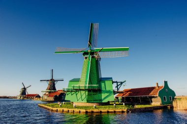 Rotterdam kanaldan geleneksel Hollanda yel değirmenleri. Hollanda.