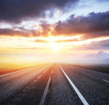  Dağlarda kış yol. Tatil beklentisiyle. Dramatik kış sahne. Fantastik turuncu günbatımı. Karpat. Ukrayna.