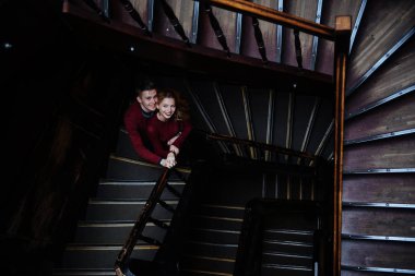 Eski bir ev girişi ahşap merdivenlerde genç insanların çift