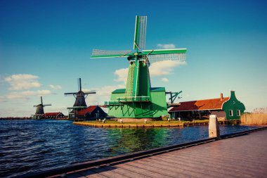 Rotterdam kanaldan geleneksel Hollanda yel değirmenleri. Hollanda.