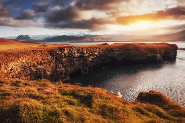 İzlanda'daki Reynisfjara siyah kum plaj. Reynisfyal Dağları.