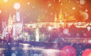 Heykeller ve Prag Kalesi'ne gece Charles Köprüsü. Güzel kentsel aydınlatma. Fotoğraf tebrik kartı. Bokeh ışık efekti, yumuşak filtre. Prague, Çek Cumhuriyeti