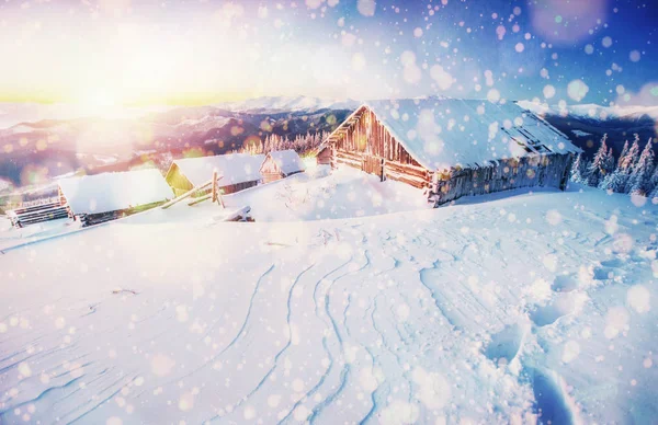Cabine Bergen Winter Achtergrond Met Een Aantal Zachte Hoogtepunten Sneeuwvlokken — Stockfoto
