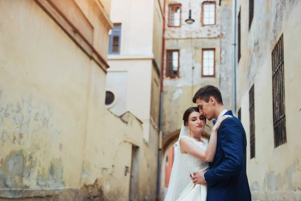 Hochzeitsporträt Eines Glücklichen Paares Stehen Und Küssen Auf Den Straßen — Stockfoto