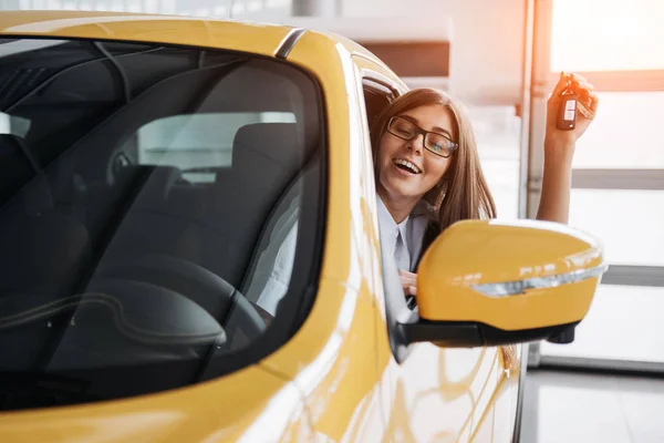 Mulher Motorista Sorrindo Mostrando Novas Chaves Carro — Fotografia de Stock