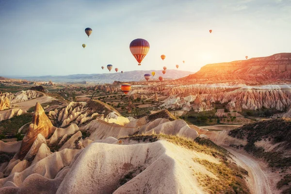 Barevné Horkovzdušné Balóny Létání Nad Červeným Údolí Kappadokie Anatolie Turecko — Stock fotografie