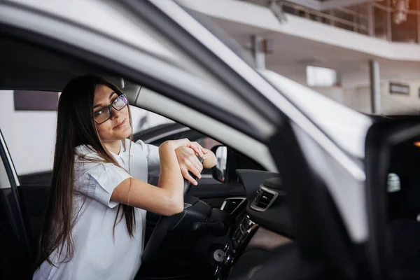 Retrato Una Joven Mujer Hermosa Sentada Coche — Foto de Stock