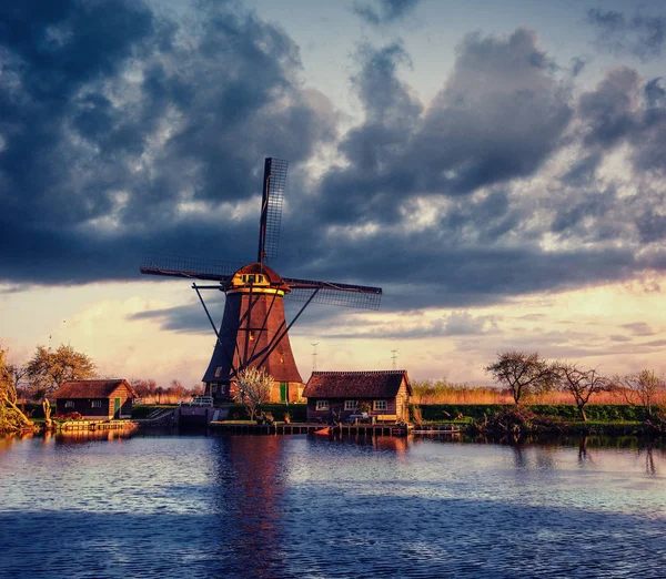 Kleurrijke Lente Met Traditionele Windmolens Nederlandse Kanaal Rotterdam Houten Pier — Stockfoto