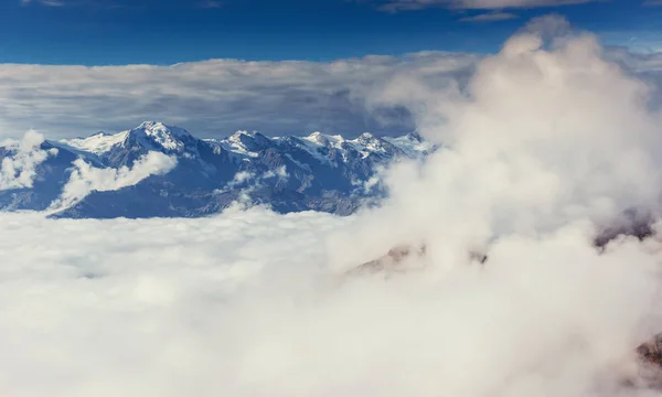 峠グレの濃霧 ジョージア スヴァネティ ヨーロッパ コーカサス — ストック写真