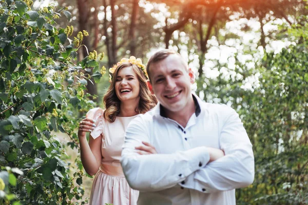 Vackra Lyckliga Paret Promenad Skogen — Stockfoto