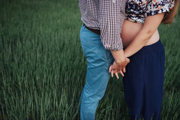 Handen Romp Van Een Zwangere Vrouw Haar Echtgenoot — Stockfoto