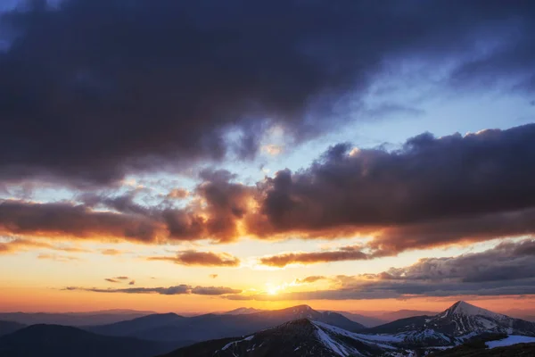 Kleurrijke Lente Zonsondergang Bergketens Het Nationaal Park Karpaten Oekraïne Europa — Stockfoto