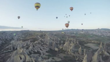 Renkli sıcak hava balonları Vadisi Göreme, Türkiye'de üzerinde uçan. Cappadocia bir sıcak hava balonu bir yolculuk yapmak için dünyanın dört bir yanından gelen turistler gel