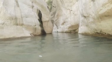 Cam oluşumları arasında nehir akar. Güzel ve güçlü Çevre jeolojisi