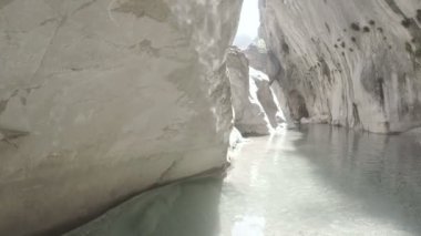 Cam oluşumları arasında nehir akar. Güzel ve güçlü Çevre jeolojisi