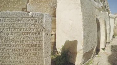 Antik taş gömülü metin Latin dilinin boyunca odak kayması