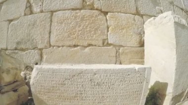 Antik taş gömülü metin Latin dilinin boyunca odak kayması