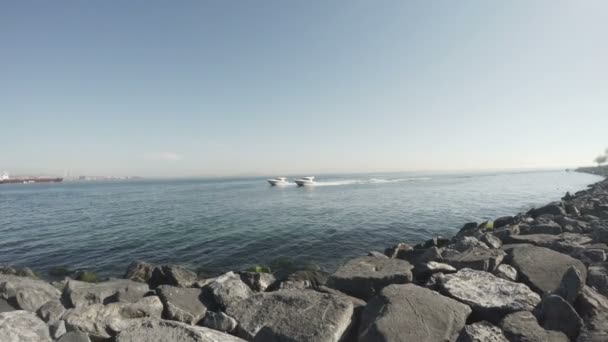 Bateau flottant sur les eaux turquoise. Turquie — Video