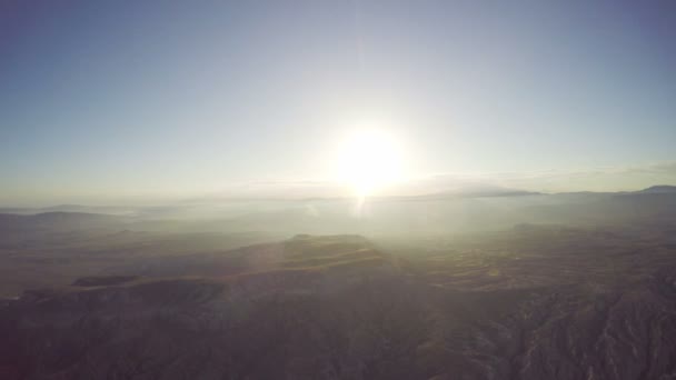 Capadócia, com seus vales, desfiladeiros, colinas, localizada entre as montanhas vulcânicas do Parque Nacional Goreme — Vídeo de Stock