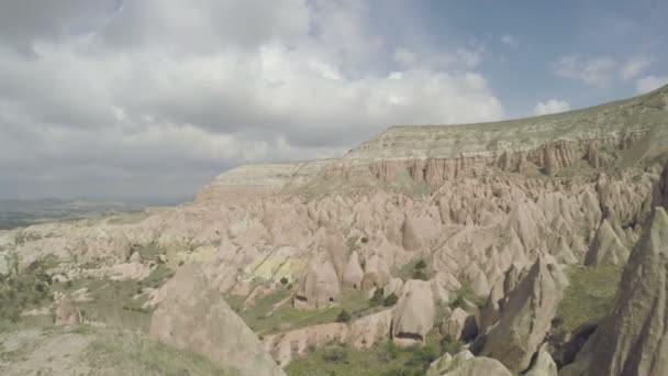 Colorful hot air balloons flying over valley in Goreme, Turkey. Tourists from all over the world come to Cappadocia to make a trip in a hot-air balloons — Stock Video