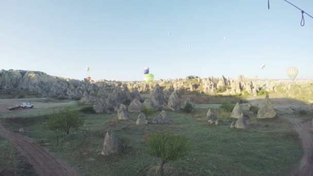 Färgglada Luftballonger flyger över dalen i Göreme, Turkey. Turister från hela världen kommer till Cappadocia göra en resa i en hot-air ballonger — Stockvideo