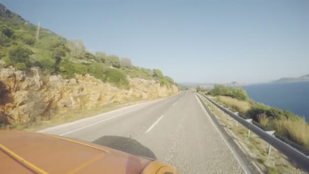 Conduciendo Por Sinuoso Camino Costero Largo Del Mar — Vídeos de Stock