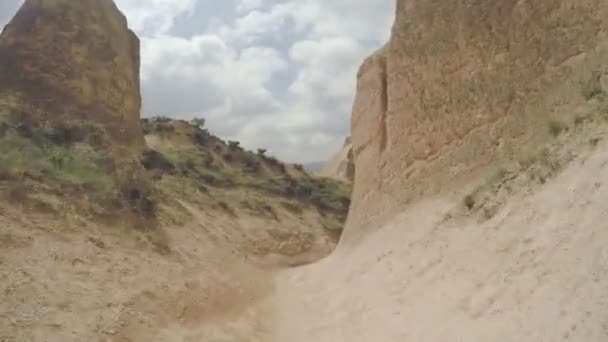 Fungous former av sandsten i canyon nära Cavusin byn, Cappadocia, Nevsehir provinsen i den centrala regionen Anatolien i Turkiet, Asien — Stockvideo