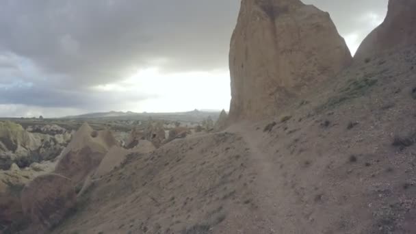 チャウシン村、カッパドキア、ネヴシェヒル、トルコの中部アナトリア地方にありアジア州近くの峡谷で砂岩の真菌の形態 — ストック動画