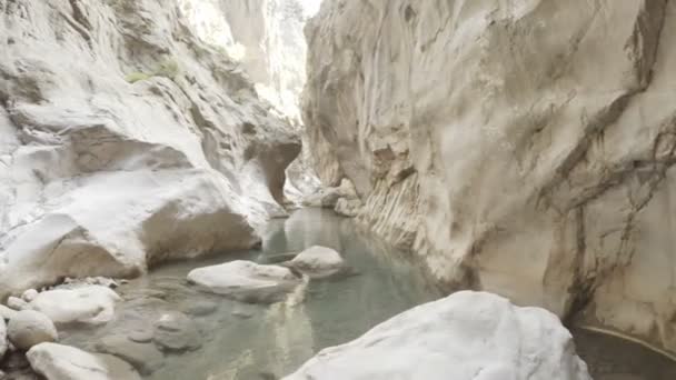 Floden flyter mellan glas formationer. Vacker och kraftfull miljö geologi — Stockvideo