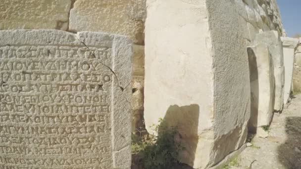 El cambio de enfoque a lo largo de la lengua latina del texto grabado en piedra antigua — Vídeo de stock