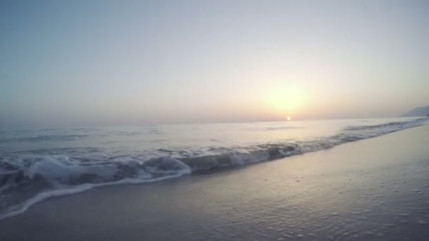 Ondas de água do mar turquesa e praia de areia e céu azul — Vídeo de Stock