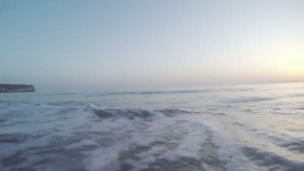 Turquoise sea water waves and sand beach and blue sky — Stock Video