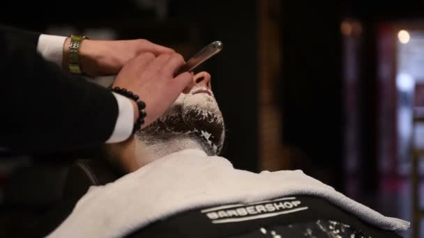 Mens hairstyling en haircutting in een kapper winkel of haar salon. Het verzorgen van de baard. Kapsalon. Man Kapper doen kapsel baard volwassen mannen in de kapsalon van de mens. Kappers op de werkplek — Stockvideo