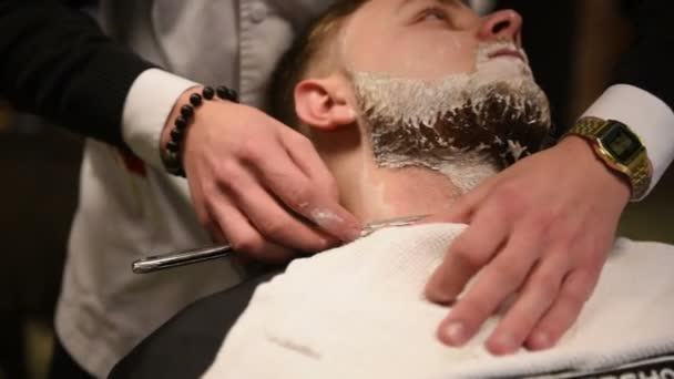 Coiffure et coupe de cheveux pour hommes dans un salon de coiffure ou salon de coiffure. Le toilettage de la barbe. Un salon de coiffure. Coiffeur homme faisant coiffure barbe hommes adultes dans le salon de coiffure hommes. Salons de coiffure sur le lieu de travail — Video