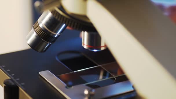 Szczelnie-do góry ręce naukowiec z mikroskopem, badania próbek. — Wideo stockowe