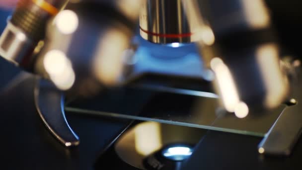 microscope plan rapproché dans le laboratoire 